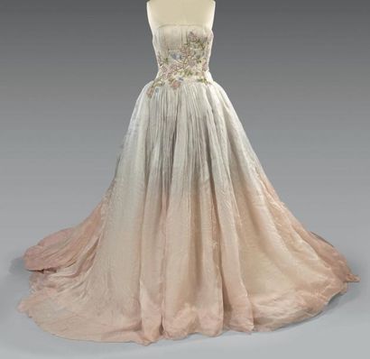 GIVENCHY
Haute Couture par Alexander McQueen....