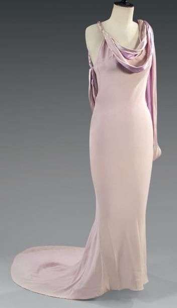 GIVENCHY
Haute Couture par Alexander McQueen....