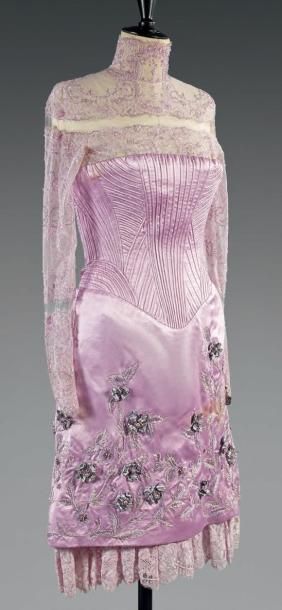 GIVENCHY
Haute Couture par Alexander McQueen....