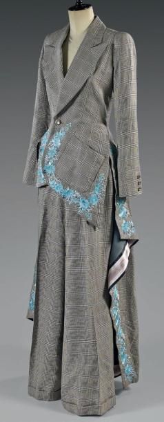 GIVENCHY
Haute Couture par Alexander McQueen....