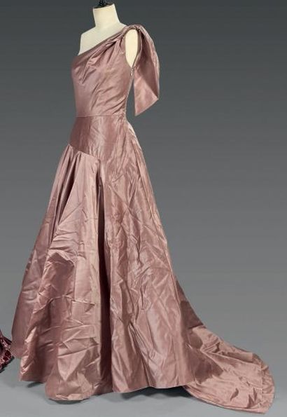 GIVENCHY
Robe longue à effet de traine en...