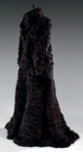 Claude MONTANA. Paris
Long manteau en plumes...