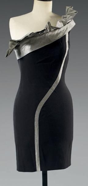 Emanuel UNGARO
N° 31. Robe courte en crêpe...