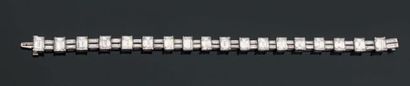 Elégant bracelet articulé en platine, rehaussé...