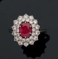 Bague en platine ornée d'un rubis ovale facetté,...