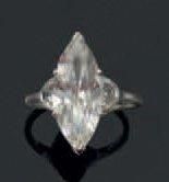 Bague en platine ornée d'un diamant de forme...