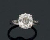 Bague en or gris sertie d'un diamant de taille...