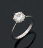 Bague en or gris ornée d'un diamant rond...
