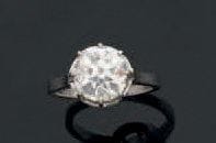 Bague en platine sertie d'un diamant solitaire...