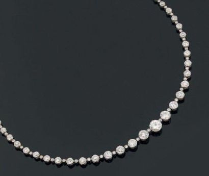 Collier articulé en or gris orné de cinquante-cinq...
