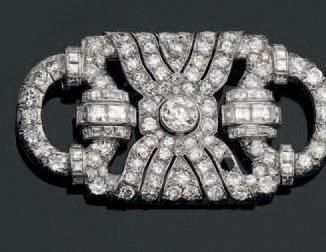 Broche plaque en platine et or gris, partiellement...