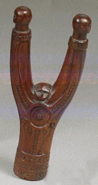 COTE D'IVOIRE Lance-pierres en bois sculpté...