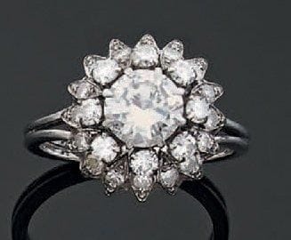 Bague en or gris et platine ornée d'un diamant...