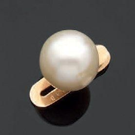 CARTIER, Paris
Bouton de col en or jaune...