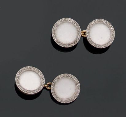 Paire de boutons de manchettes en ors gris...