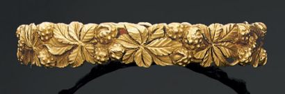 Bracelet rigide en or jaune fondu ciselé...