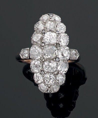 Bague de forme marquise en or jaune et platine,...