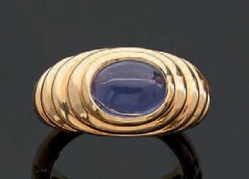 BULGARI
Bague en dôme en or jaune à décor...