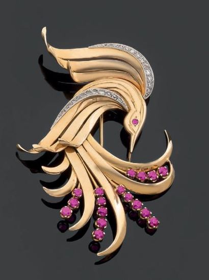 Broche en or jaune et platine en forme d'oiseau...