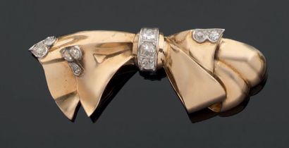 Broche en or jaune et platine en forme de...