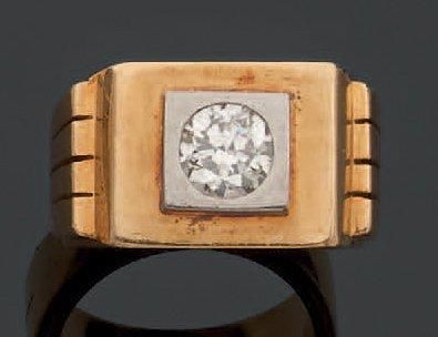 Bague chevalière en or jaune ornée d'un diamant...