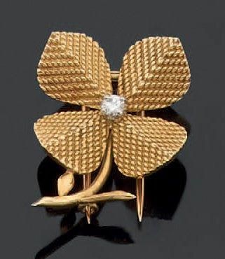 STERLE Paris
Petit clip de revers en or jaune...