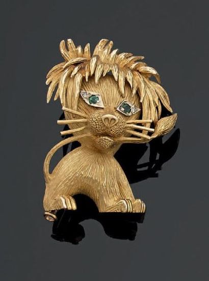 Broche en ors jaune et gris en forme de lionceau...