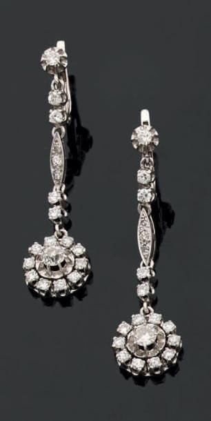Paire de pendants d'oreilles en or gris formés...