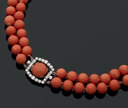 Collier ras de cou à deux rangs de 41 et...