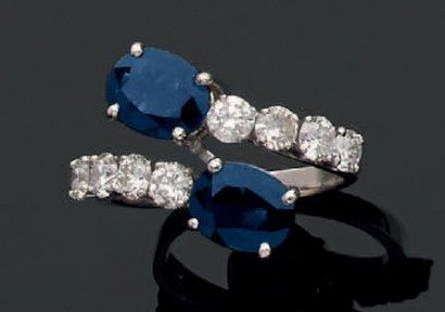 Bague «toi et moi» en or gris ornée de deux...