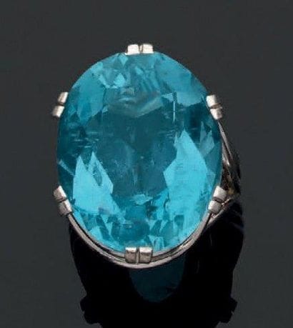 Bague en filins d'or gris ornée d'une importante...