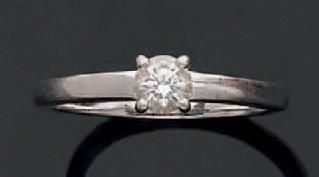 BULGARI
Petite bague platine ornée d'un diamant...