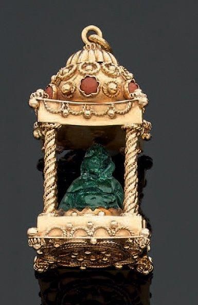 Pendentif en or jaune en forme de petit temple...
