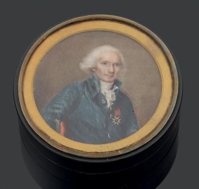 Boîte ronde en écaille. Le couvercle orné...