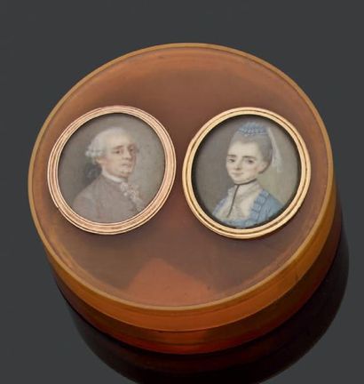 Boîte ronde en écaille blonde. Le couvercle...