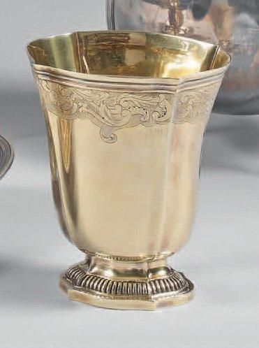 Timbale en vermeil posant sur un piédouche...