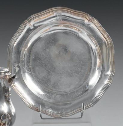 Plat creux rond en argent à bord chantourné...