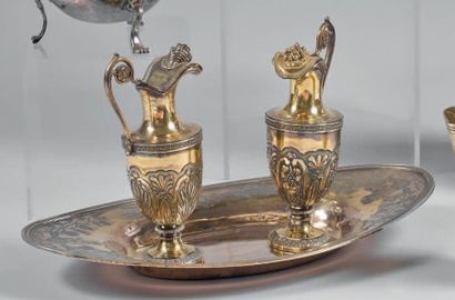 Paire de burettes sur piédouches en vermeil...