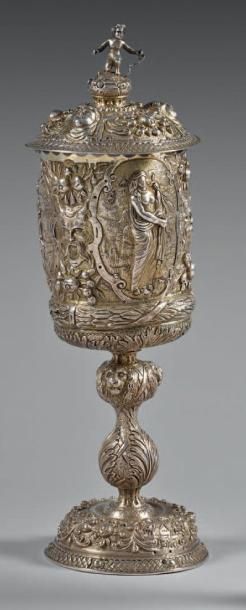Coupe couverte en vermeil repoussé et ciselé,...