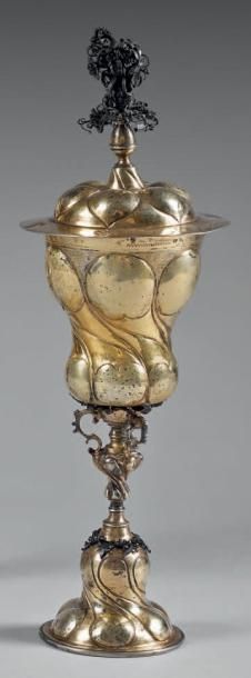 Coupe couverte en vermeil repoussé et ciselé,...