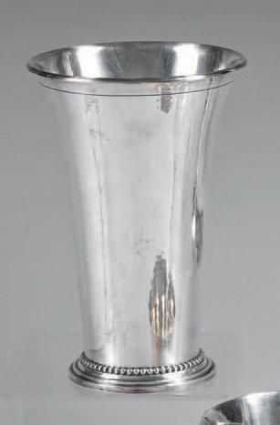 GEORG JENSEN
Petit vase cornet en argent...