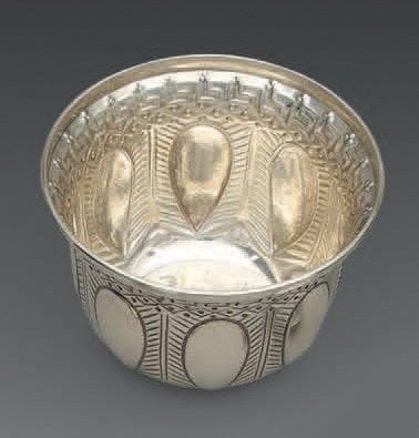 Ilias LALAOUNNIS
Petite coupe évasée en argent...
