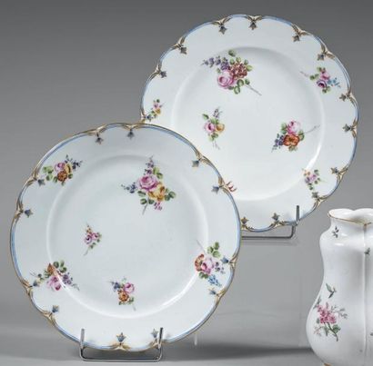 VINCENNES
Deux assiettes en porcelaine tendre...