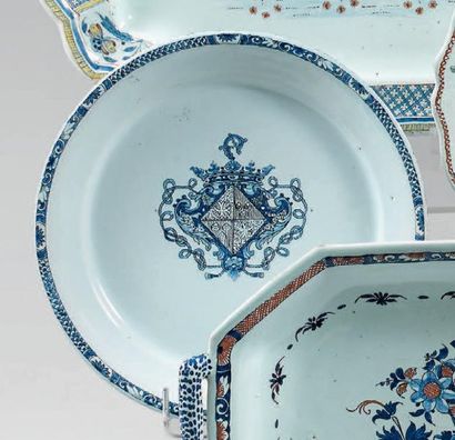 ROUEN
Assiette en faïence à décor en camaïeu...