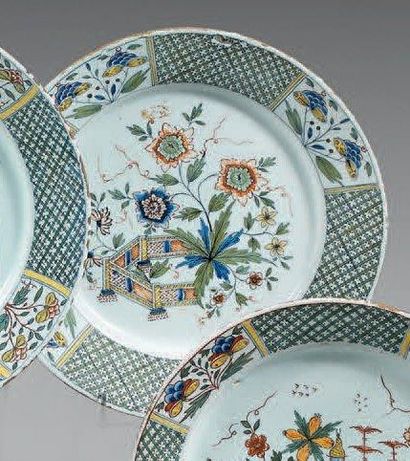 ROUEN
Assiette en faïence à décor polychrome...