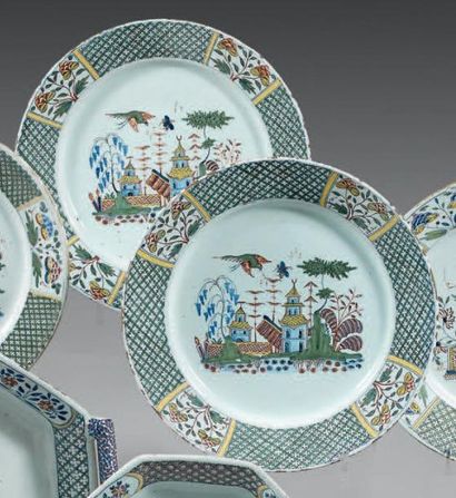 ROUEN
Paire d'assiettes en faïence à décor...