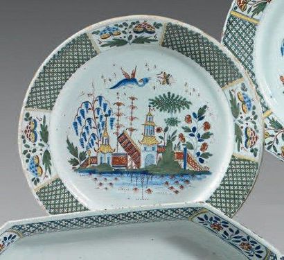 ROUEN
Assiette en faïence à décor polychrome...