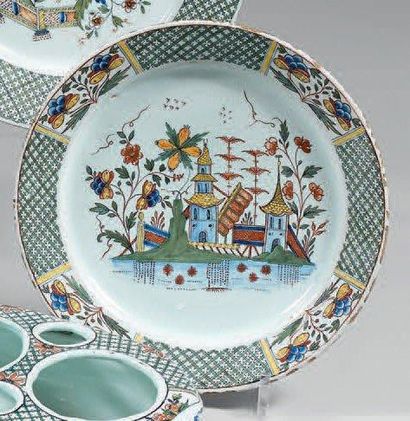 ROUEN
Assiette en faïence à décor polychrome...
