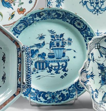 ROUEN
Assiette en faïence à décor en camaïeu...
