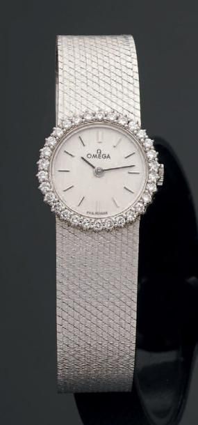 OMEGA
Montre bracelet de dame en or gris....